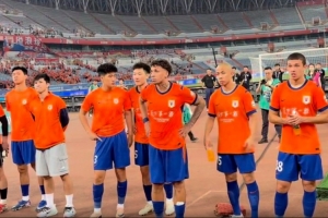 泰山队谢场球迷不再呐喊助威+发出嘘声，球员默默站在看台前