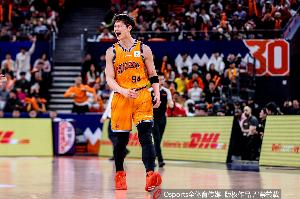 表现一般！王哲林8中4贡献10分7板 大空位中投三不沾捂脸不忍直视